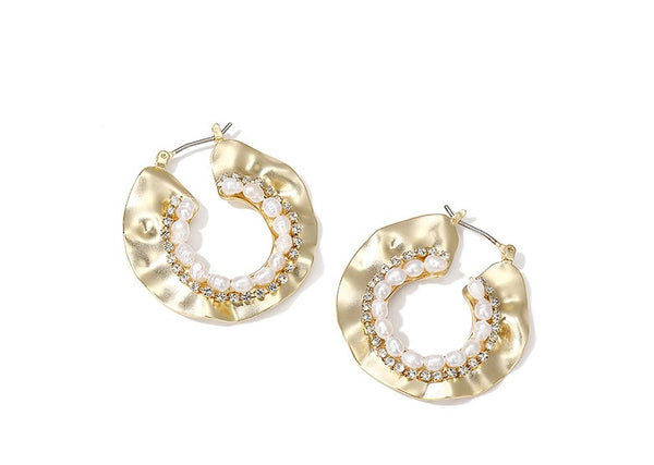 ZEGL ABSTRACT HAMMERED GOLD HOOP EARRINGS WITH PEARL DETAIL - boopdo