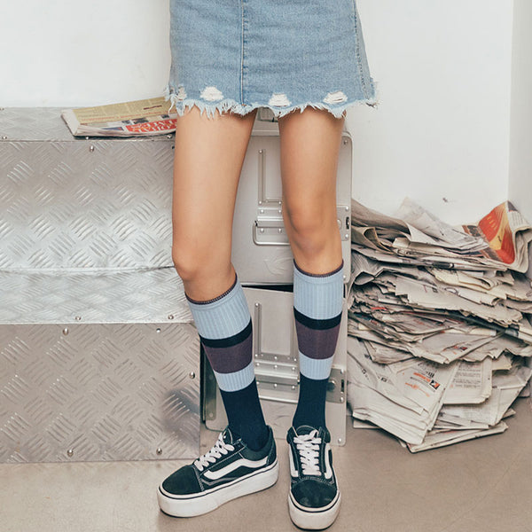 SEVEN DAYS KNEE HIGH SOCKS WITH WIDE BLUE STRIPES - boopdo