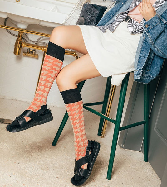MONDAYS KNEE HIGH SOCKS WITH ABSTRACT STRIPE PATTERN - boopdo